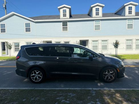 Used 2017 Chrysler Pacifica Touring Plus w/ Tire & Wheel Group image 4