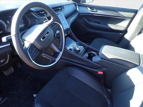 New 2025 Jeep Grand Cherokee Altitude image 11