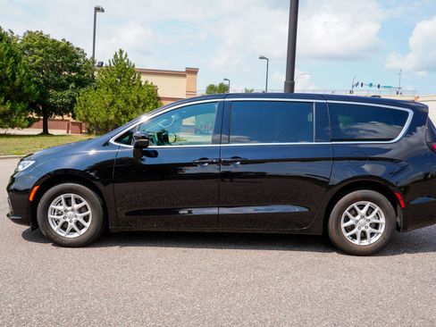 Used 2026 Chrysler Pacifica Select FWD image 7