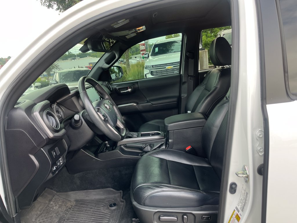 Used 2020 Toyota Tacoma TRD Sport w/ TRD Premium Sport Package AWD/4WD image 10