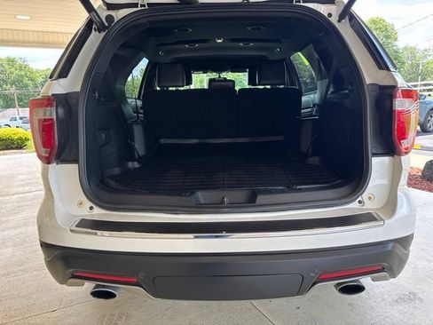 Used 2018 Ford Explorer XLT w/ Equipment Group 202A AWD/4WD image 31