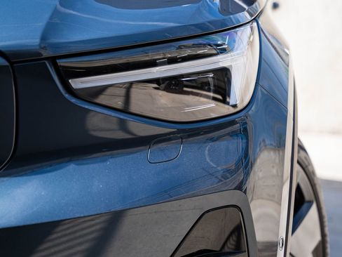 New 2026 Volvo EX40 Ultra image 3