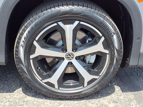 New 2026 Volkswagen Tiguan SE FWD image 7