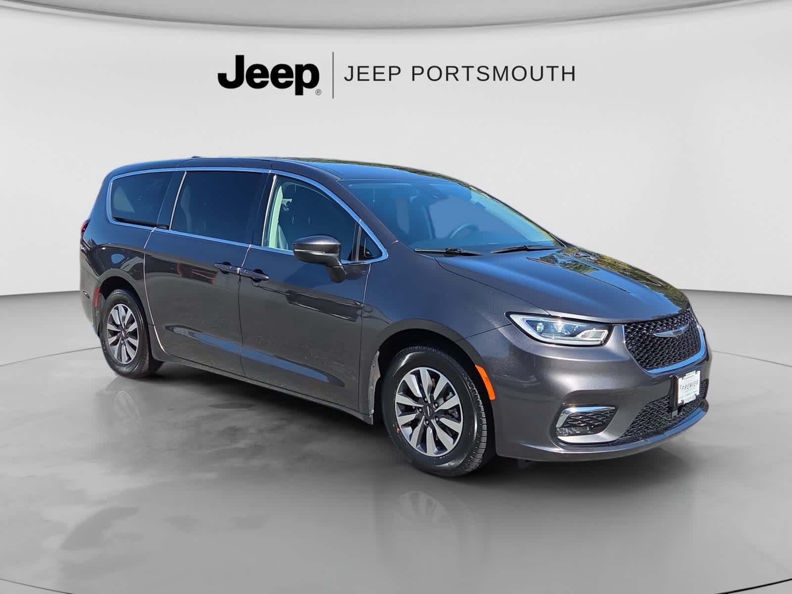 Used 2023 Chrysler Pacifica Touring-L FWD image 1