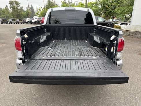 Used 2020 Toyota Tacoma TRD Sport w/ Technology Package AWD/4WD image 12