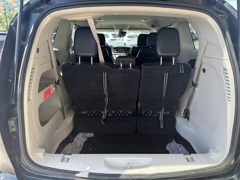 Used 2023 Chrysler Pacifica Touring-L image 11