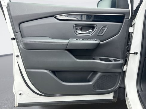 Used 2023 Honda Pilot Touring image 9