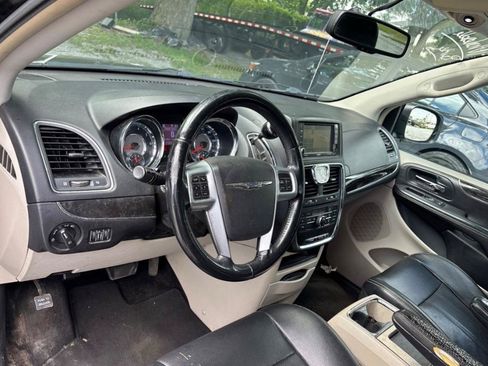 Used 2012 Chrysler Town & Country Touring w/ Entertainment Group #1 FWD image 21