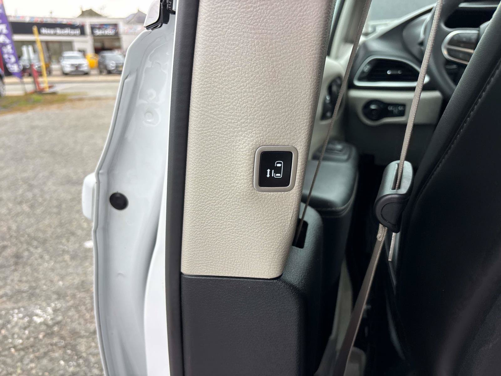 Used 2024 Chrysler Pacifica Touring-L FWD image 16