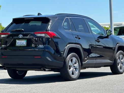 Used 2023 Toyota RAV4 XLE AWD/4WD image 4