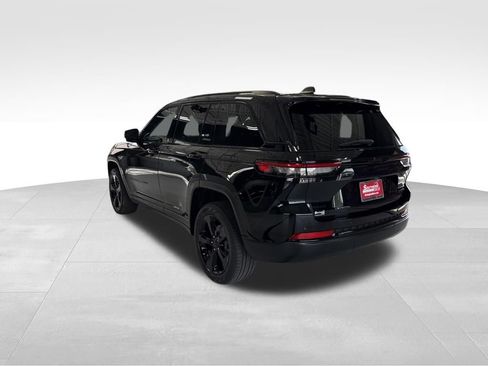 Used 2023 Jeep Grand Cherokee Limited w/ Black Appearance Package AWD/4WD image 3