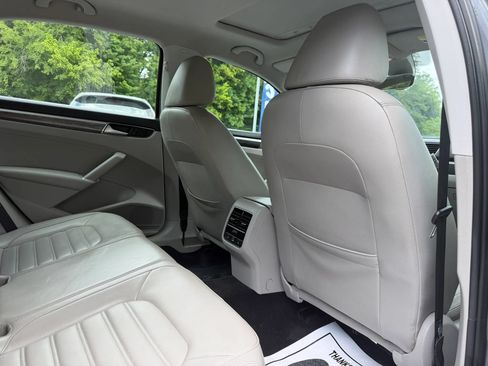 Used 2016 Volkswagen Passat 3.6 SEL Premium FWD image 22