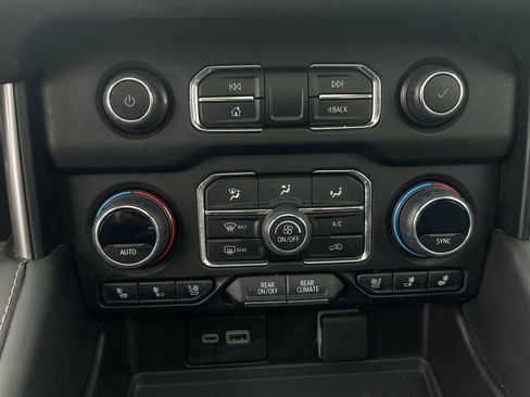 Used 2023 Chevrolet Suburban Premier AWD/4WD image 30