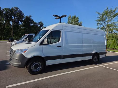 Used 2025 Mercedes-Benz Sprinter 2500 image 4