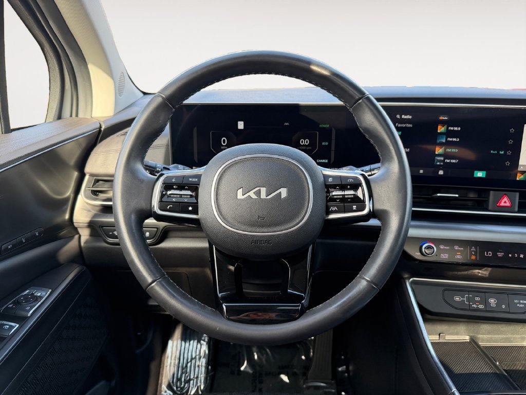 Used 2025 Kia Carnival SX w/ SX Dark Edition Package FWD image 14