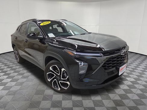 Used 2024 Chevrolet Trax RS w/ Sunroof Package FWD image 3
