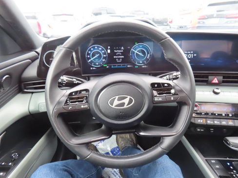 Used 2025 Hyundai Elantra Limited image 44