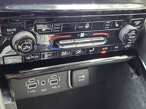 Used 2022 Jeep Grand Cherokee Limited image 31