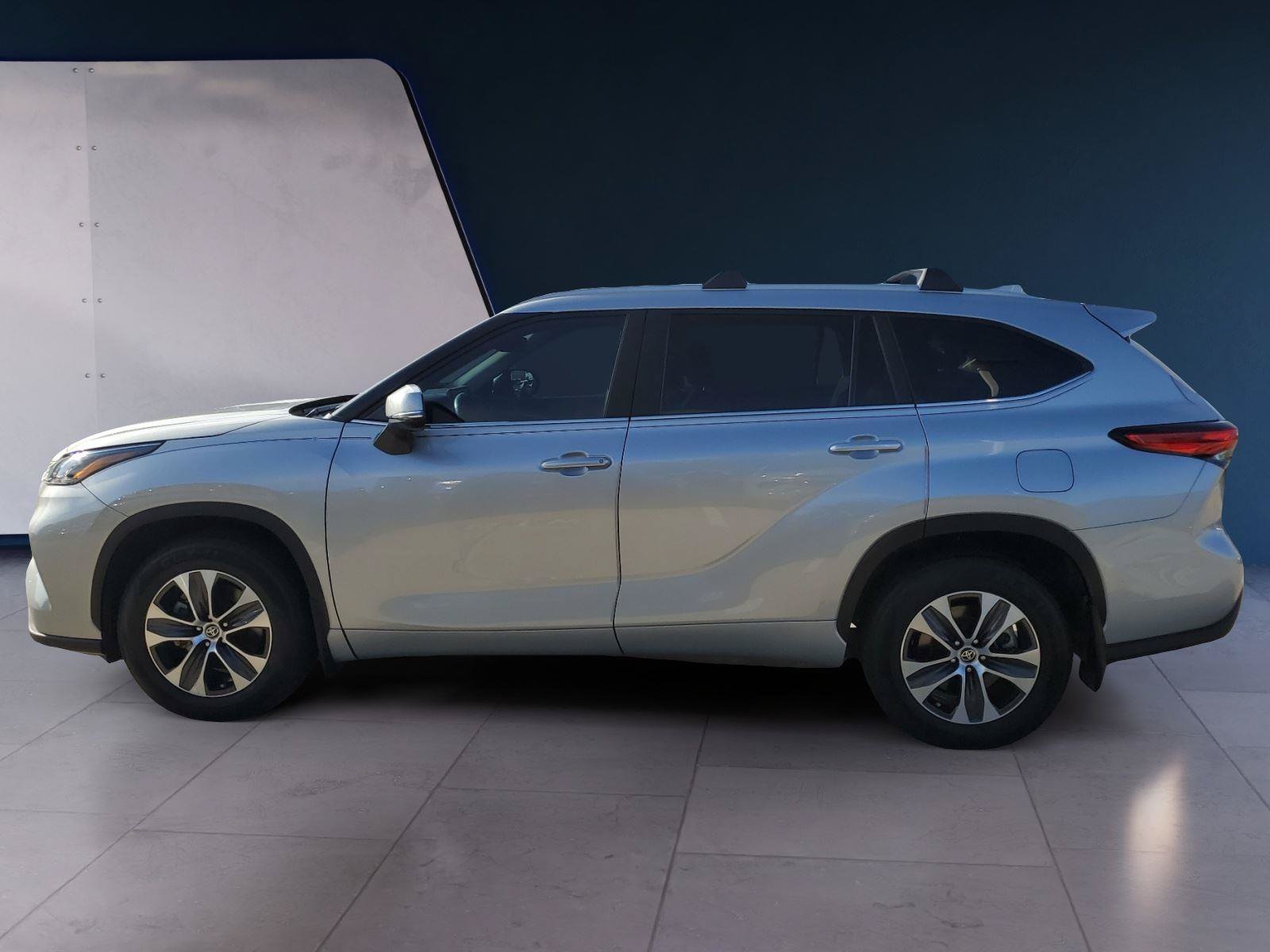 Used 2023 Toyota Highlander XLE FWD image 2
