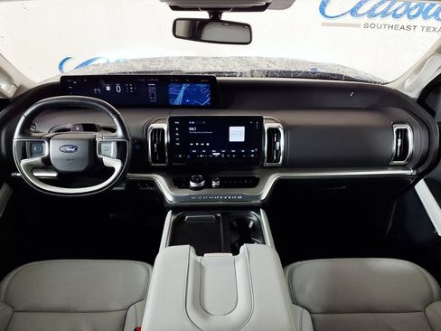 Used 2025 Ford Expedition Platinum w/ Driver's Package AWD/4WD image 11