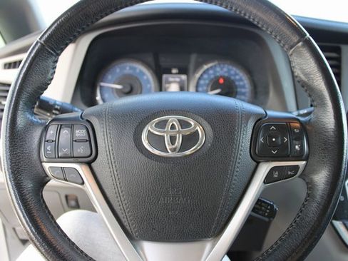 Used 2018 Toyota Sienna Limited image 25