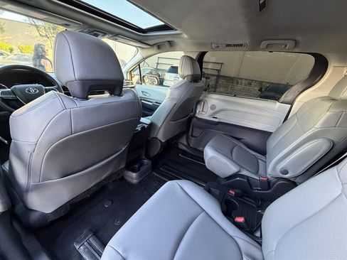 Used 2022 Toyota Sienna XLE FWD image 32