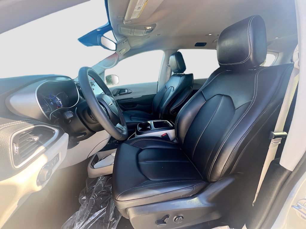 Used 2024 Chrysler Pacifica Limited FWD image 21