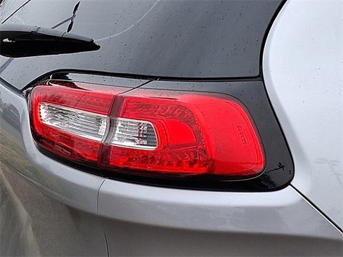 Used 2016 Jeep Cherokee Sport image 29