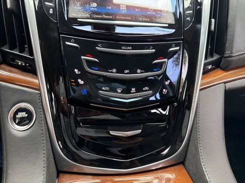 Used 2020 Cadillac Escalade 2WD image 65
