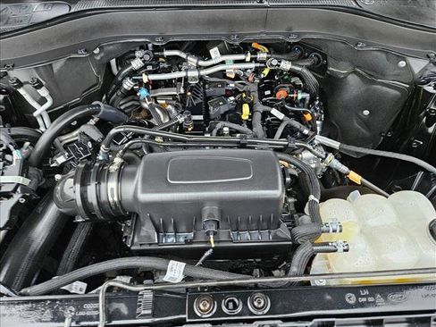 Certified 2024 Ford Explorer XLT RWD image 23