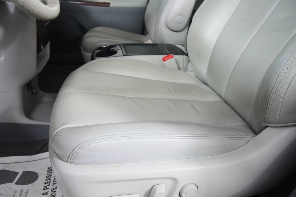 Used 2013 Toyota Sienna XLE FWD image 10