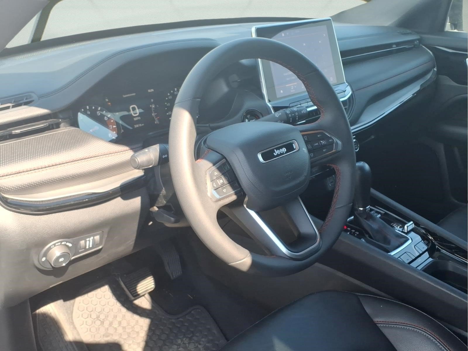 Used 2025 Jeep Compass Trailhawk AWD/4WD image 7