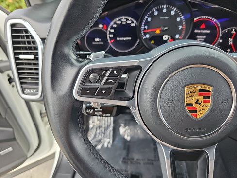 Used 2022 Porsche Cayenne Platinum Edition image 17