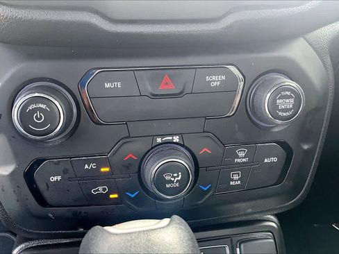 Used 2020 Jeep Renegade Latitude w/ Popular Equipment Group FWD image 34