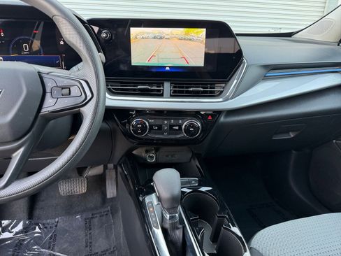 Used 2025 Chevrolet Trax LT image 17