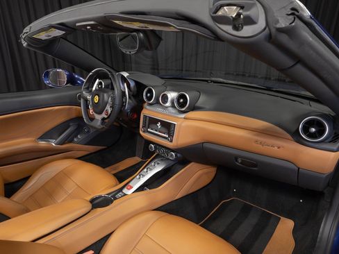 Used 2017 Ferrari California T RWD image 50