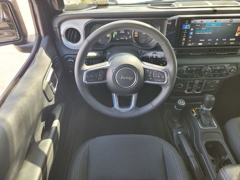 Used 2025 Jeep Wrangler Unlimited Sahara w/ Safety Group image 11