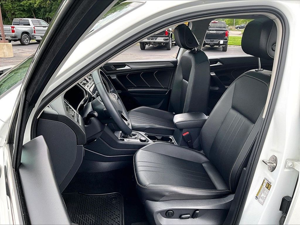 Used 2023 Volkswagen Tiguan SE AWD/4WD image 10