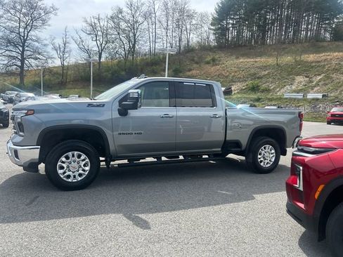 Used 2024 Chevrolet Silverado 3500 LTZ w/ LTZ Convenience Package image 7