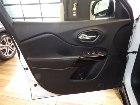 Used 2020 Jeep Cherokee Latitude Plus image 23