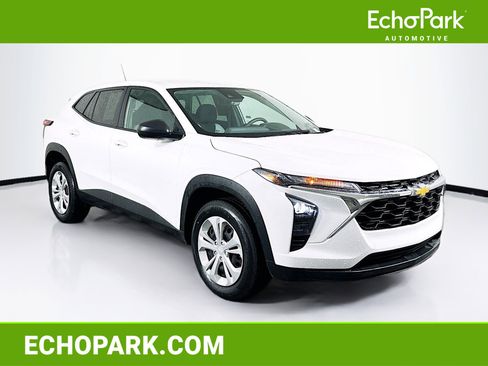 Used 2025 Chevrolet Trax LS image 1