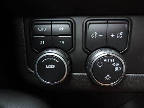 Used 2023 Chevrolet Suburban Z71 w/ Luxury Package image 32