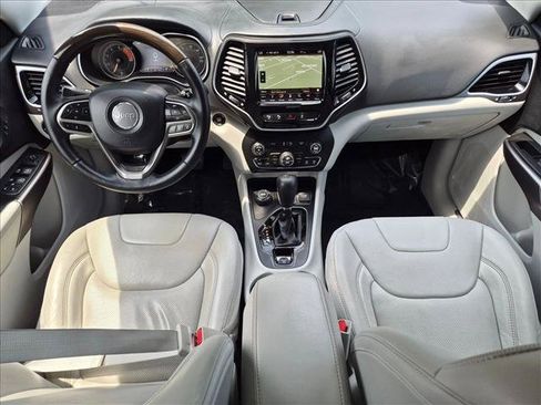 Used 2019 Jeep Cherokee Overland w/ Technology Group AWD/4WD image 19