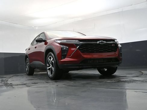 Used 2025 Chevrolet Trax RS w/ Driver Confidence Package FWD image 25