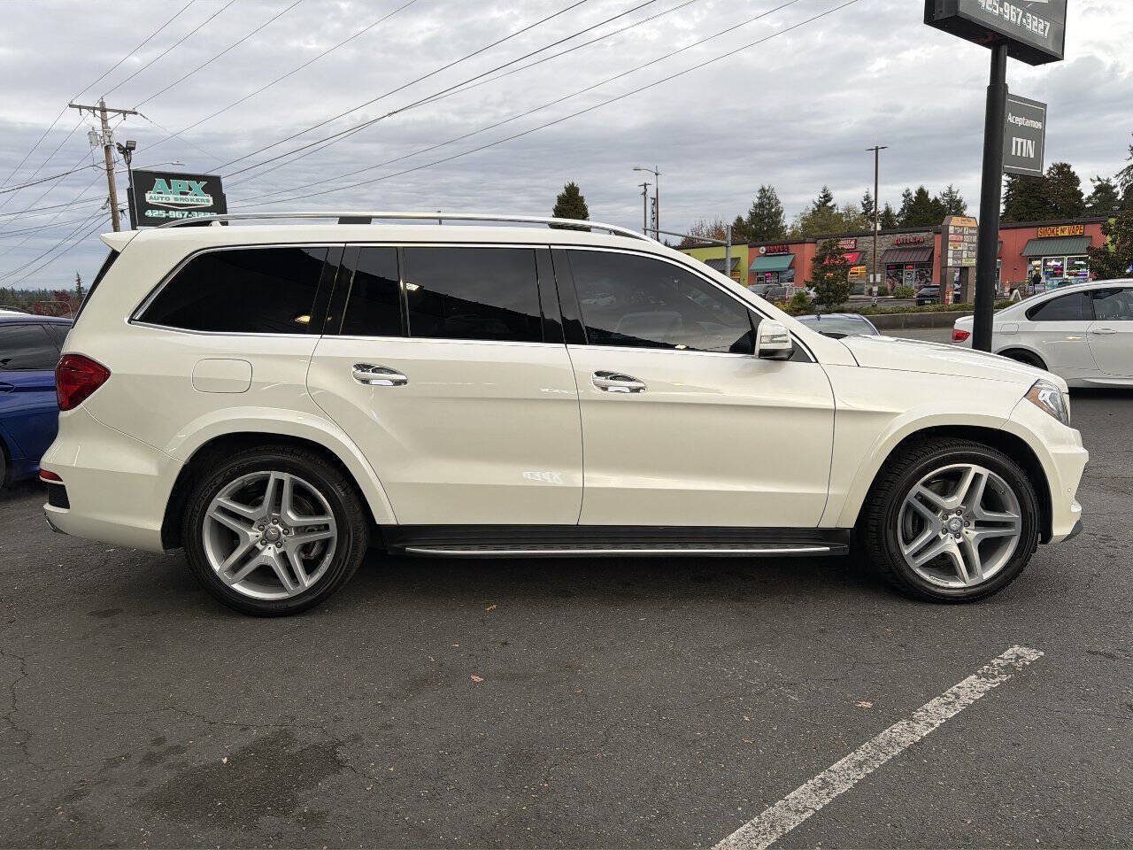 Used 2015 Mercedes-Benz GL 550 4MATIC w/ Driver Assistance Package image 13
