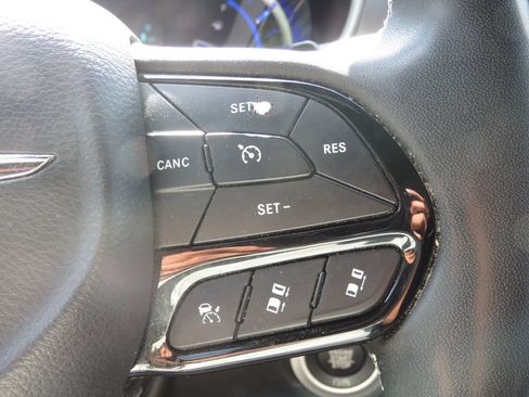Used 2023 Chrysler Pacifica Touring-L w/ S Appearance Package FWD image 23
