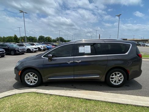 Used 2020 Chrysler Pacifica Touring-L FWD image 5