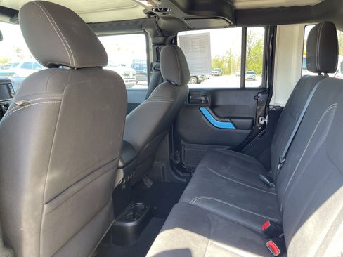 Used 2017 Jeep Wrangler Unlimited Sahara AWD/4WD image 10