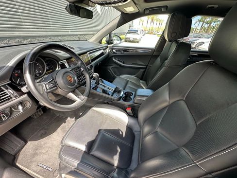 Certified 2023 Porsche Macan image 4