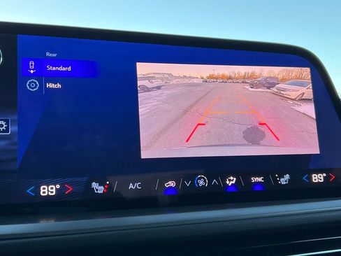 Used 2025 Chevrolet Traverse LT image 27